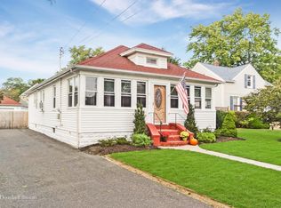 51 Columbia St, Islip, NY 11751