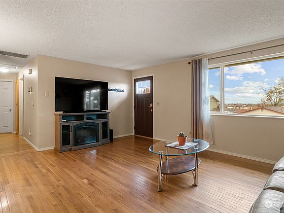 3rd image of 903 S Balsam Street