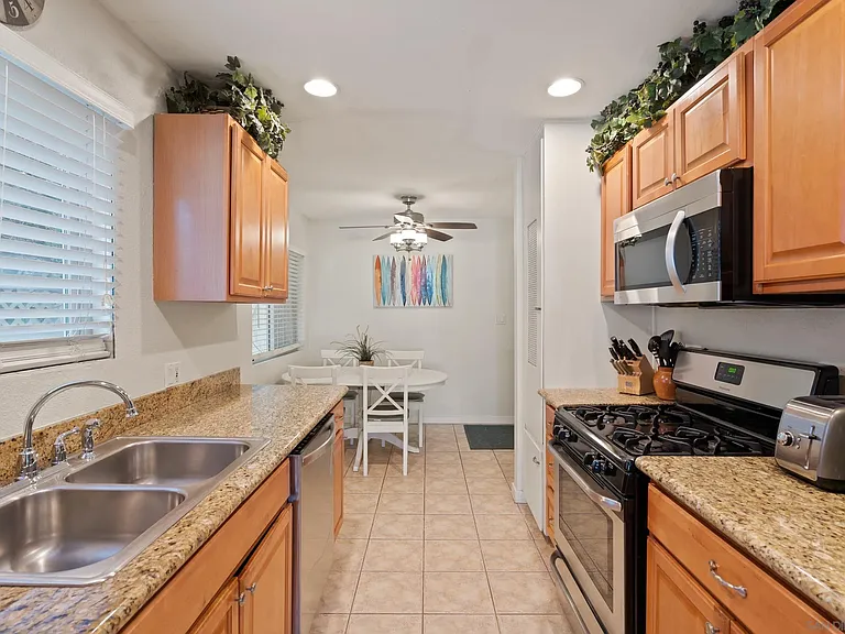 647 Loring St — Photo 9