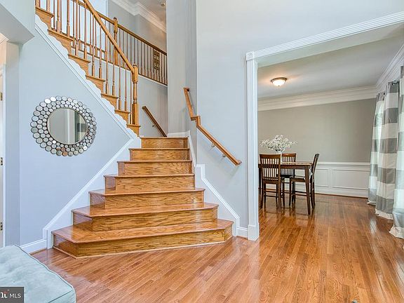 Duel staircase (main entry & kitchen access)