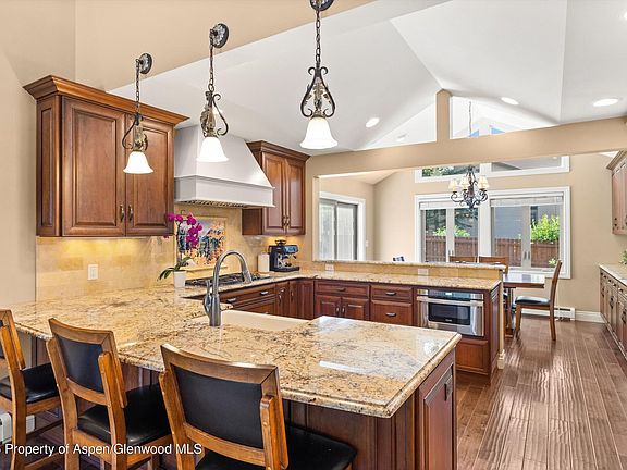 5th image of 1012 Lauren Ln