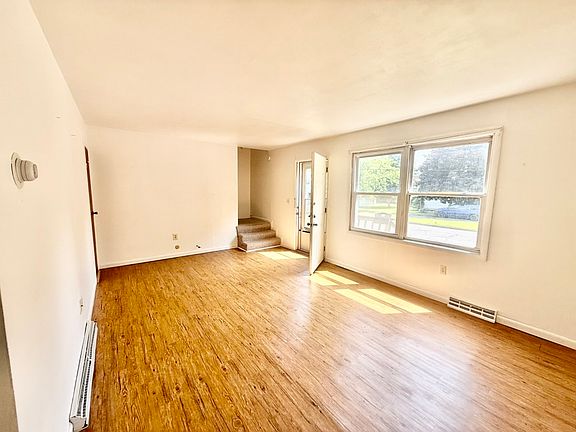3rd image of 103 N Kelly Ave