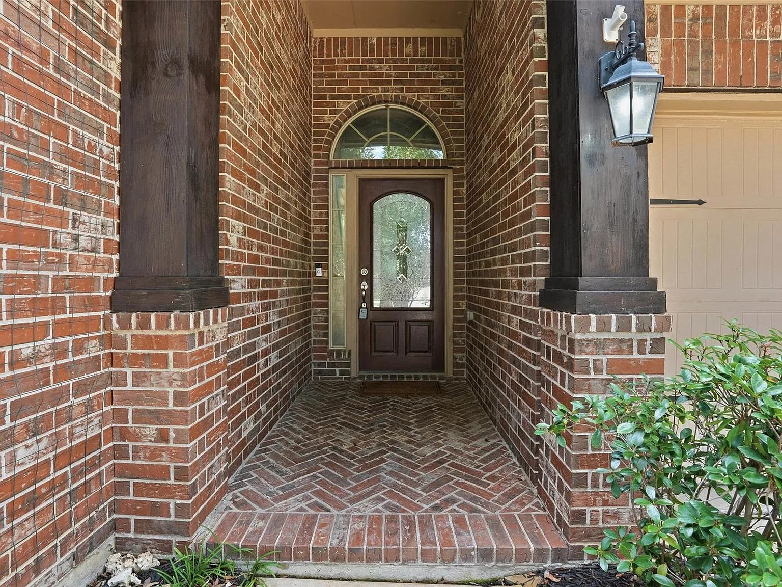 4 bed, 2.0 bath, 2243 sqft, $2,400 — Photo 2
