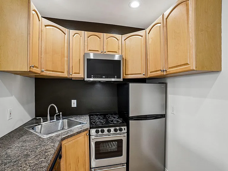 82 Manhattan Ave #6 — Photo 9