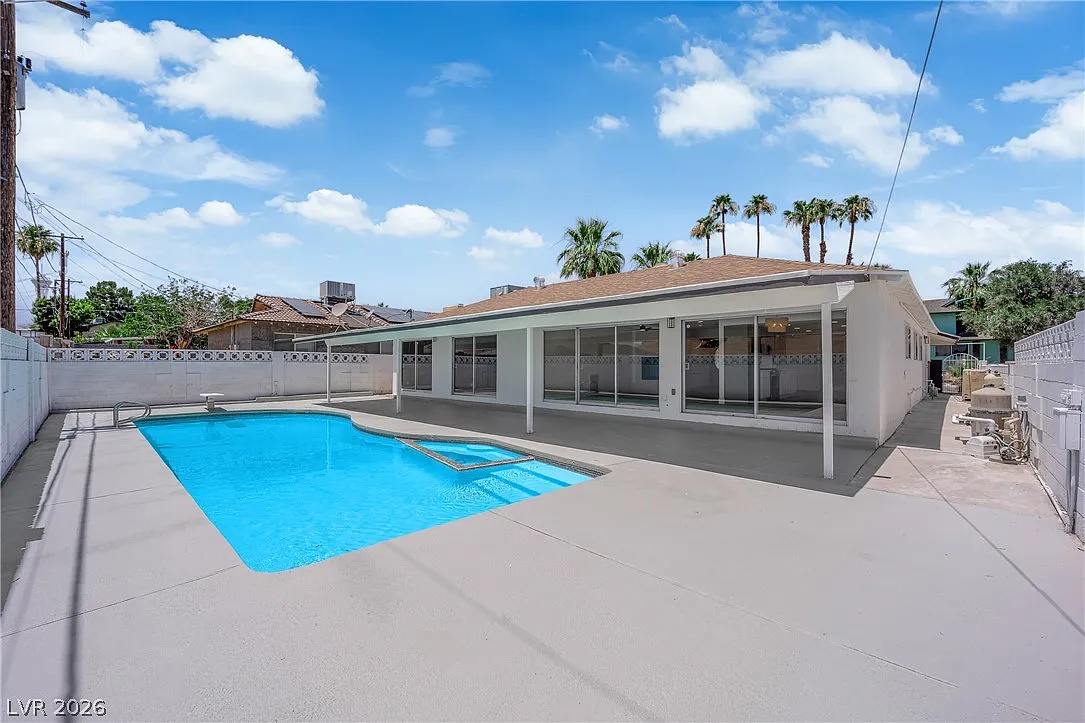 3 bed, 2.0 bath, 2120 sqft, $3,500 — Photo 2