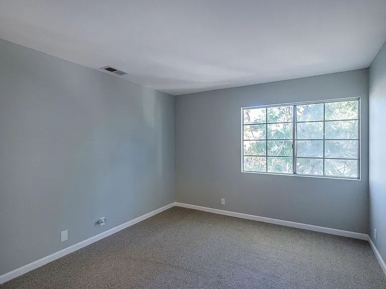 2412 Village Grn — Photo 12
