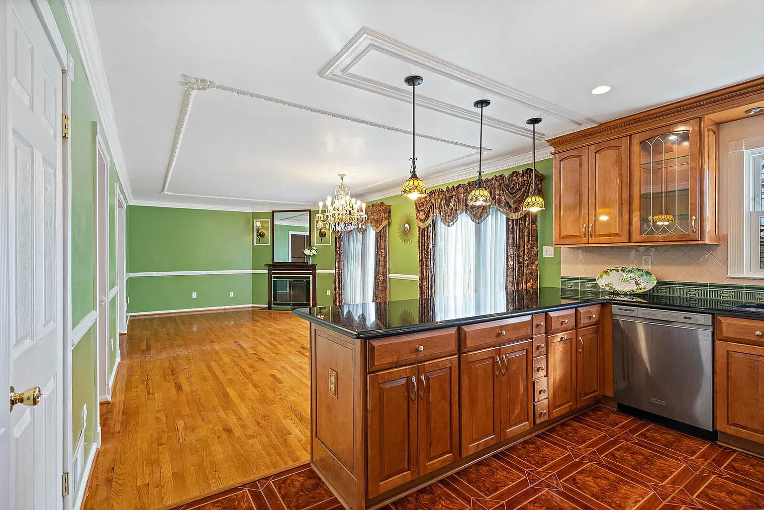 5 bed, 3100 sqft, $3,650 — Photo 2