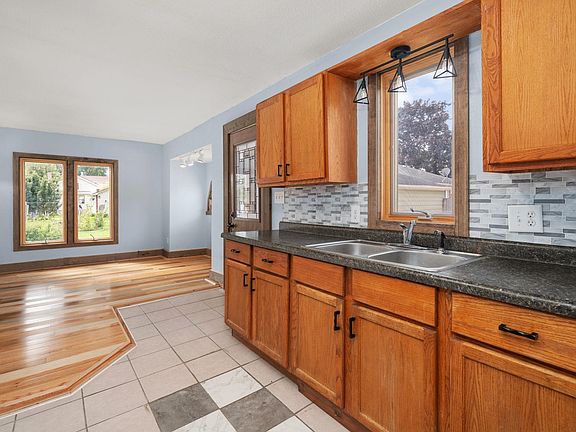 3rd image of 709 Beaver St