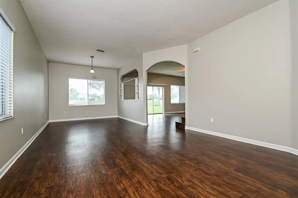 4 bed, 2.0 bath, 2422 sqft, $2,520 — Photo 4