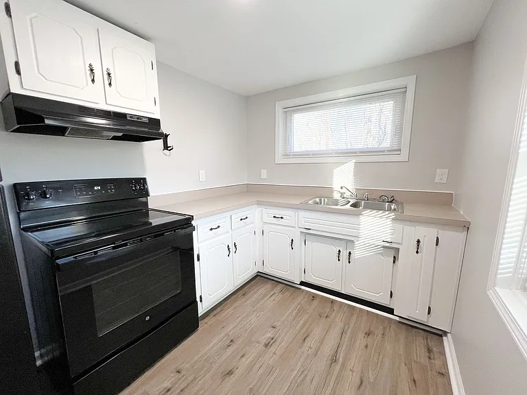 492 Oak St — Photo 3