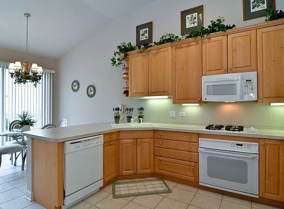 4th image of 9241 Nagle Ave #62