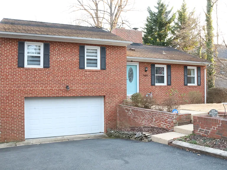 7401 Calamo St — Photo 2