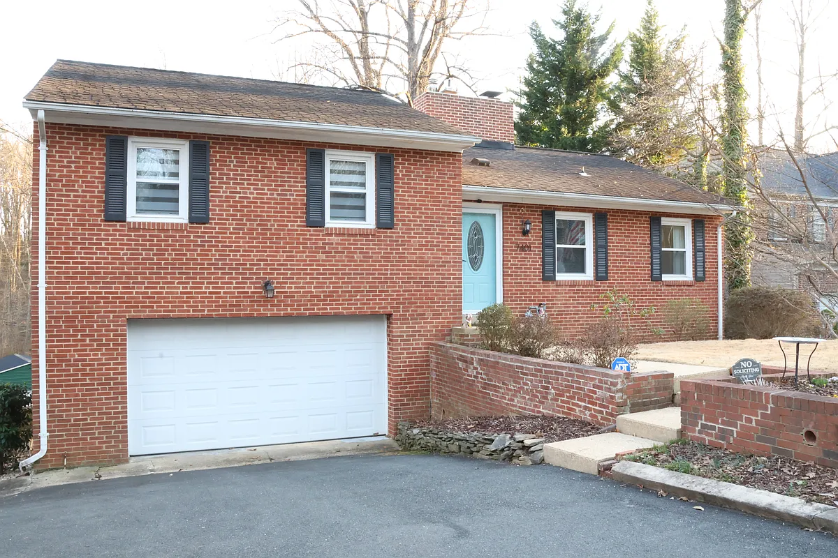 Building Photo - 7401 Calamo St