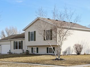 811 Apple Valley Rd, Harvard, IL 60033