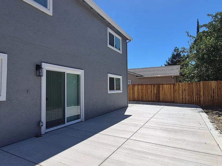 132 Hyannis Ct — Photo 35