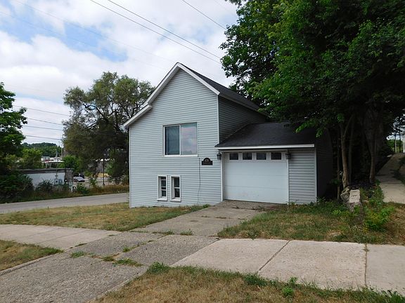 2nd image of 439 Emerald Ave NE