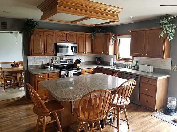 Kitchen eat in island