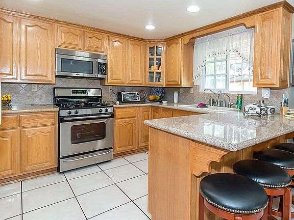 5th image of 4634 Larry Ave