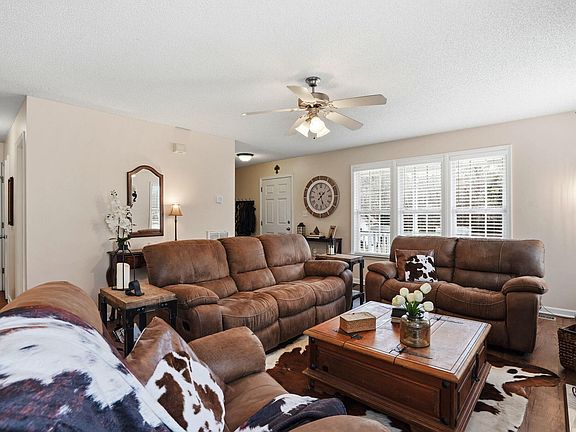 4th image of 322 Saddle Ridge Dr