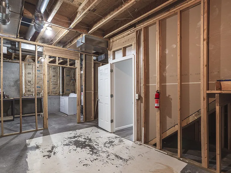 1479 Legends Cir — Photo 11
