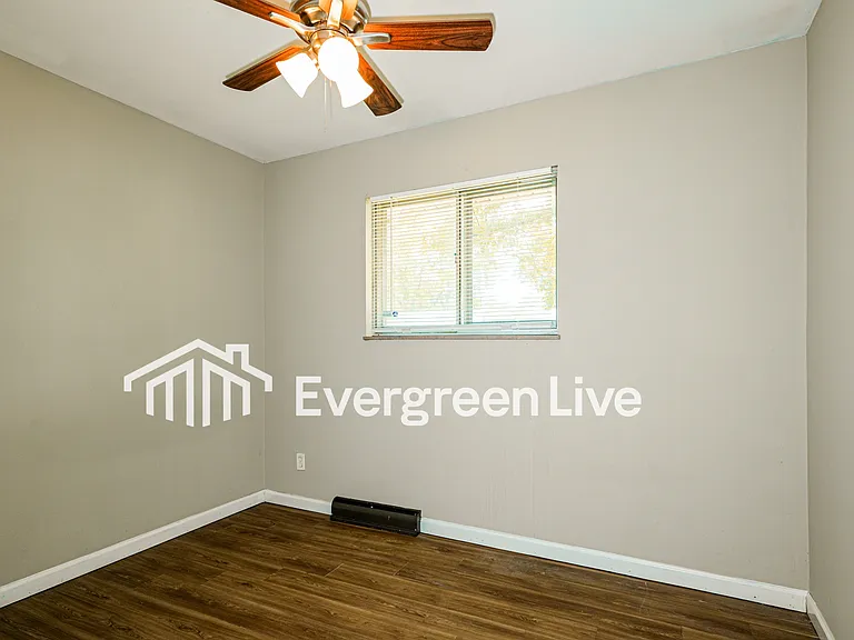 1860 Shirlene Dr — Photo 12