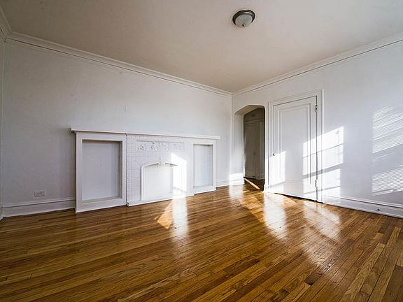 1704 W 77th St Apartments Chicago Living Room