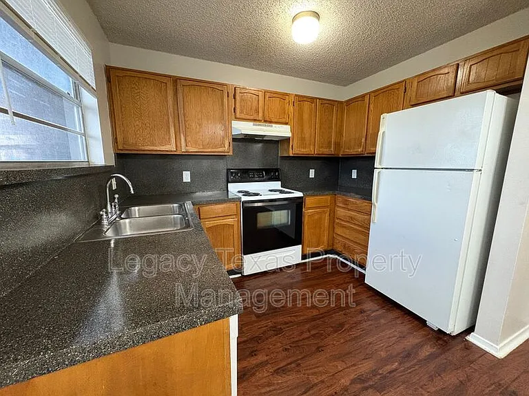 1401 Courtney Pl #C — Photo 26