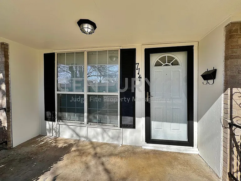 714 Cranbrook Ln — Photo 2