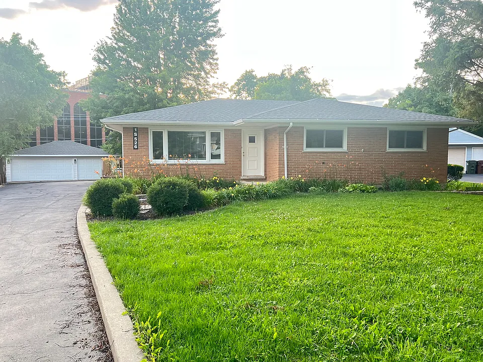 1S526 Nimitz Rd
