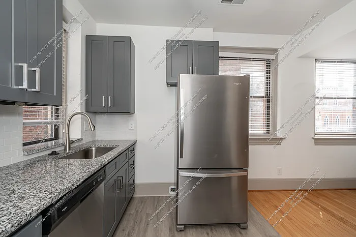 211 W 9th St #5 — Photo 17