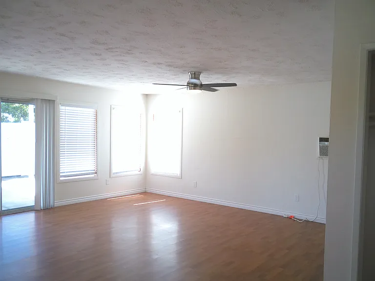 843 Garfield Ave — Photo 2