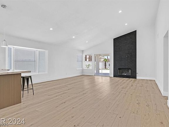 4th image of 8 Barton Spring Cir