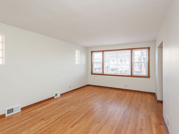 3rd image of 4015 W Oakdale Ave #2