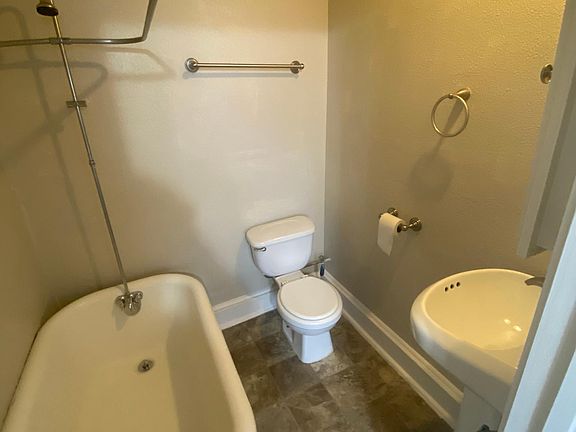 2nd image of 109 E 40th St #2A