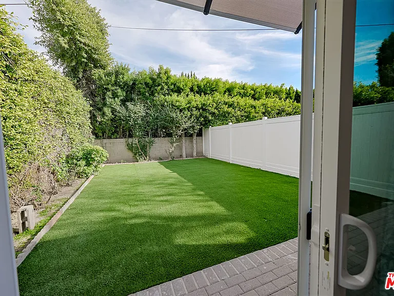 4424 Noble Ave — Photo 4