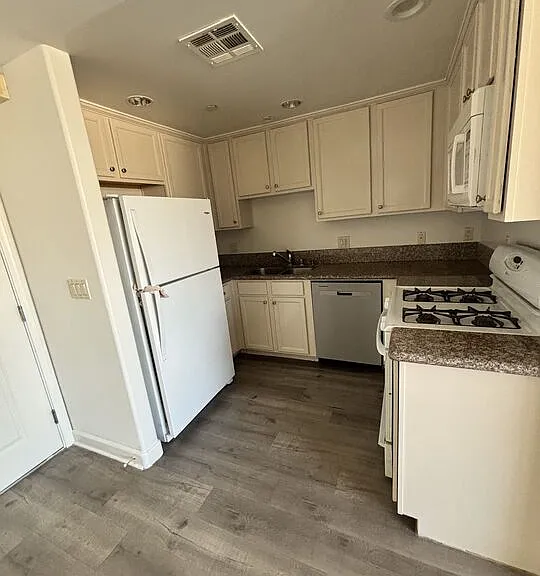 1412 S Sherbourne Dr #204 — Photo 3