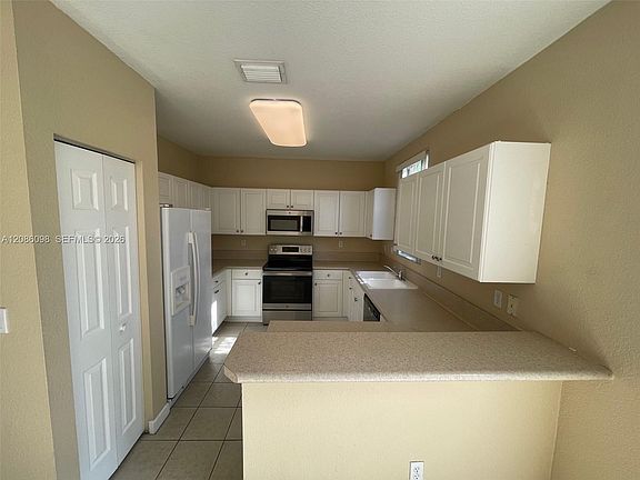 3rd image of 992 NE 41st Pl