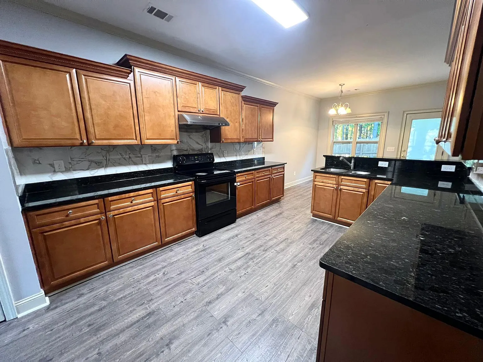 5 bed, 2800 sqft, $2,600 — Photo 4