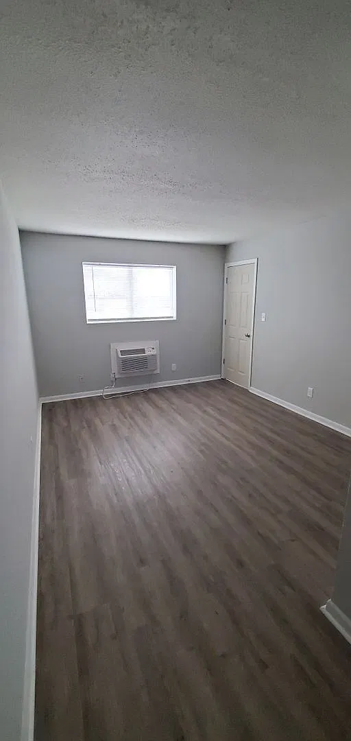 725 Akron Dr — Photo 2
