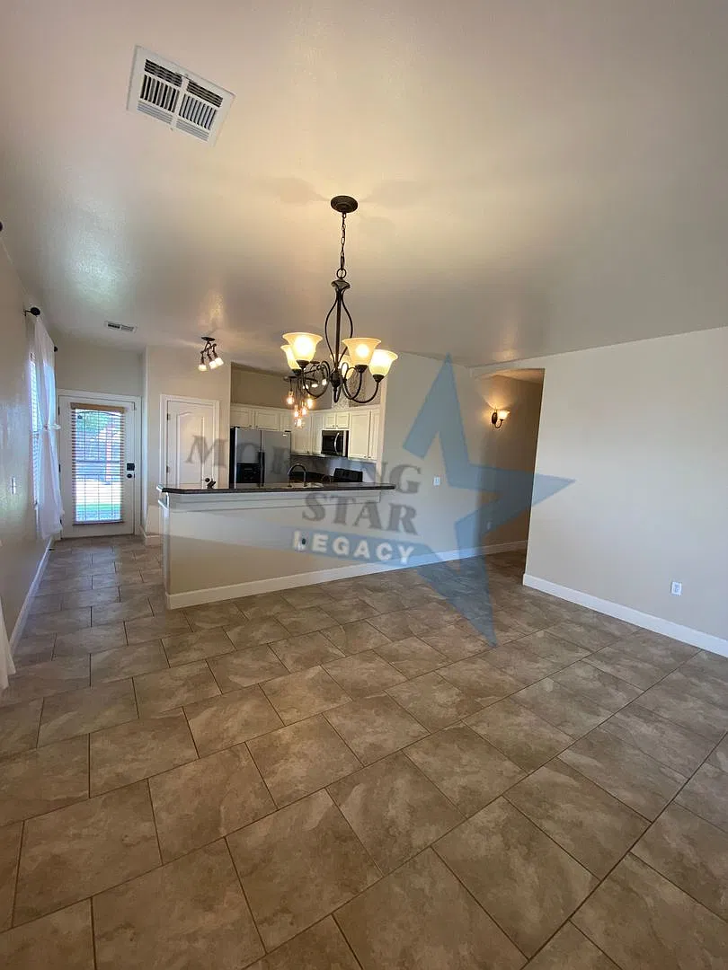 Beautiful 3 Bed in Del West - SOLAR! — Photo 4