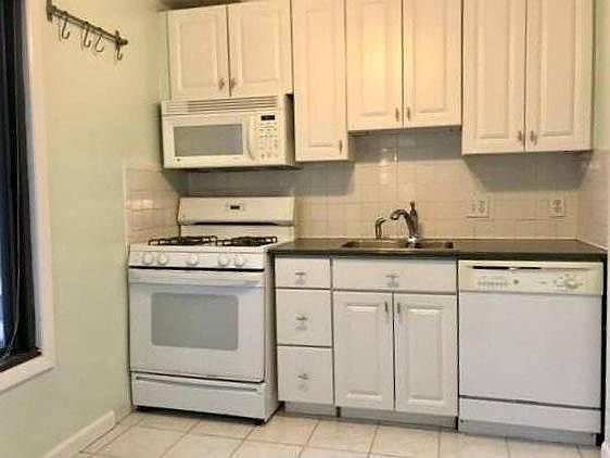 Kitchen, with gas stove, microwave, dishwasher, disposer