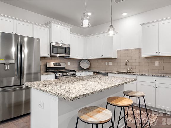 5th image of 215 Harpers Run Ln