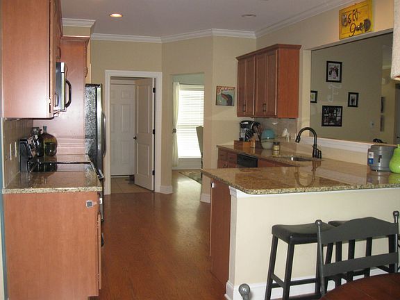 3rd image of 909 Lynnstone Dr