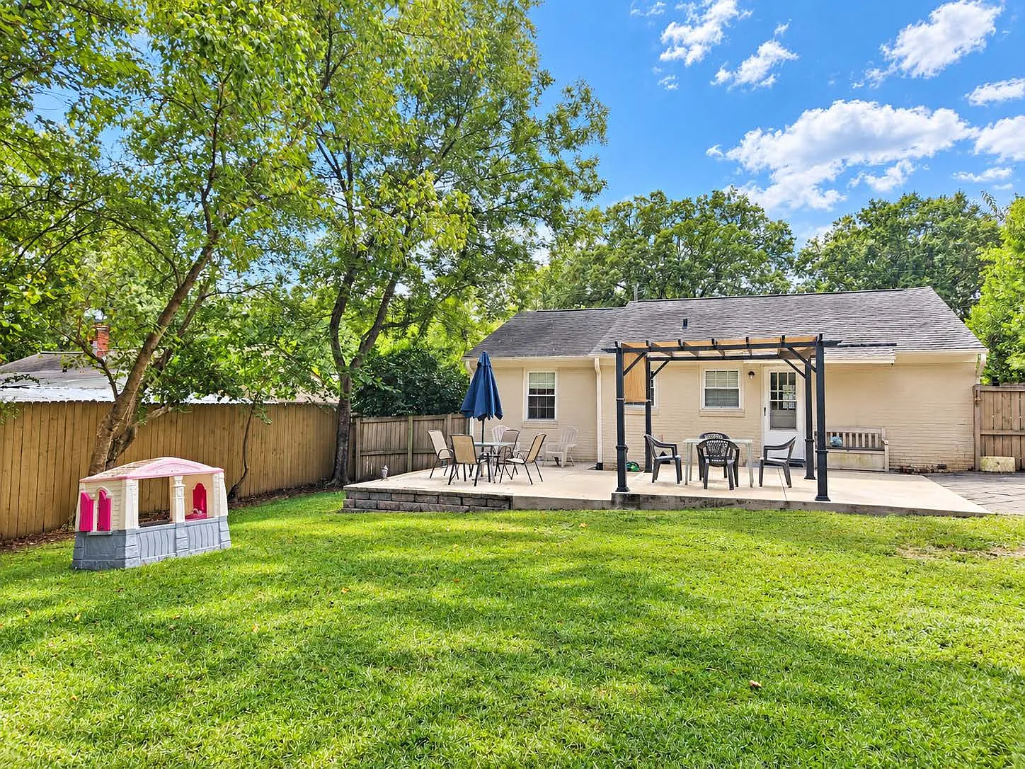 2 bed, 1.5 bath, 1051 sqft, $3,200 — Photo 2