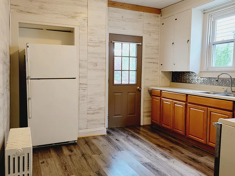 1505 Moore St — Photo 3