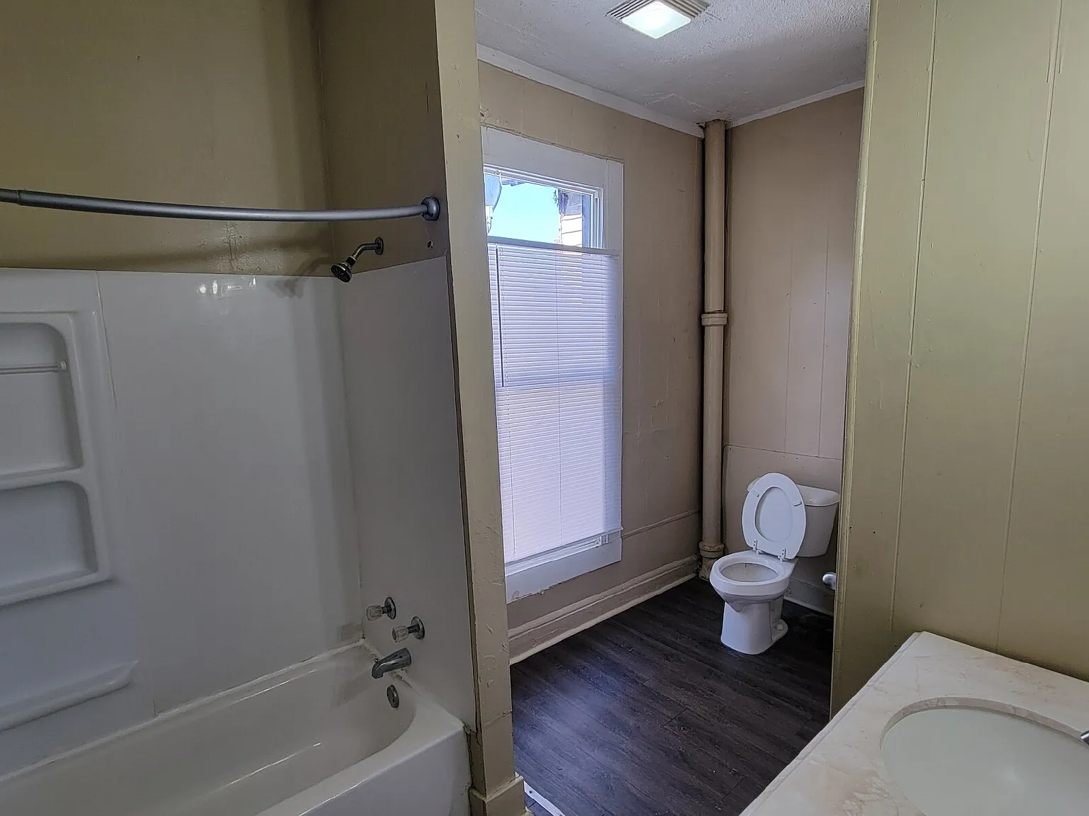 2 bed, 1.0 bath, $1,195 — Photo 2