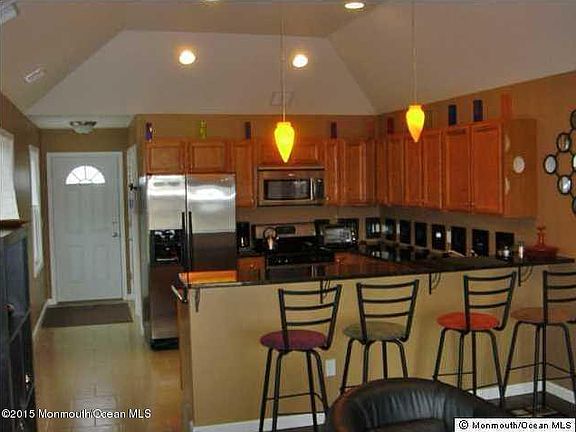 2nd image of 136 Lincoln Ave Unit 3