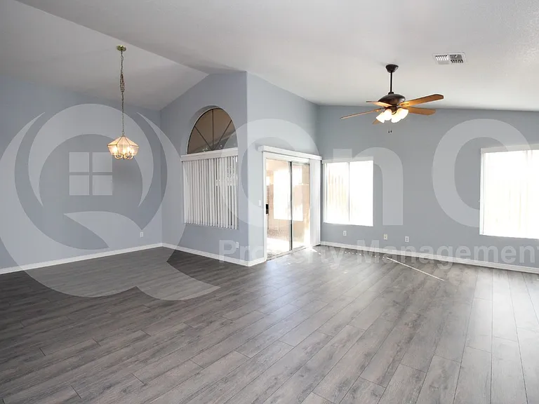 815 W Silver Creek Rd — Photo 6
