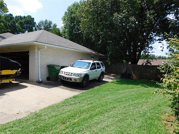 5th image of 2820 W Highland Dr