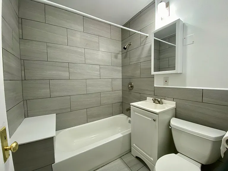 Valentine Place Apartments — Photo 36